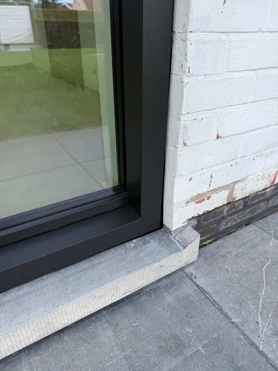 Hetzelfde houten raamprofiel na het herlakken in een donkere kleur